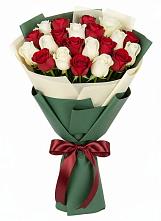 Букет Микс из красных и белых роз в Барсуковской
