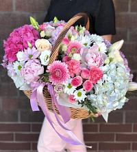 Композиция солнечный день в Барсуковской Цветочная композиция из Розы, Хризантемы, Пионы и Лизиантусы в корзине в Барсуковской