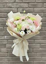 Букет цветов из:  Гвоздики, Розы, Лизиантусы и Хризантемы в Барсуковской
