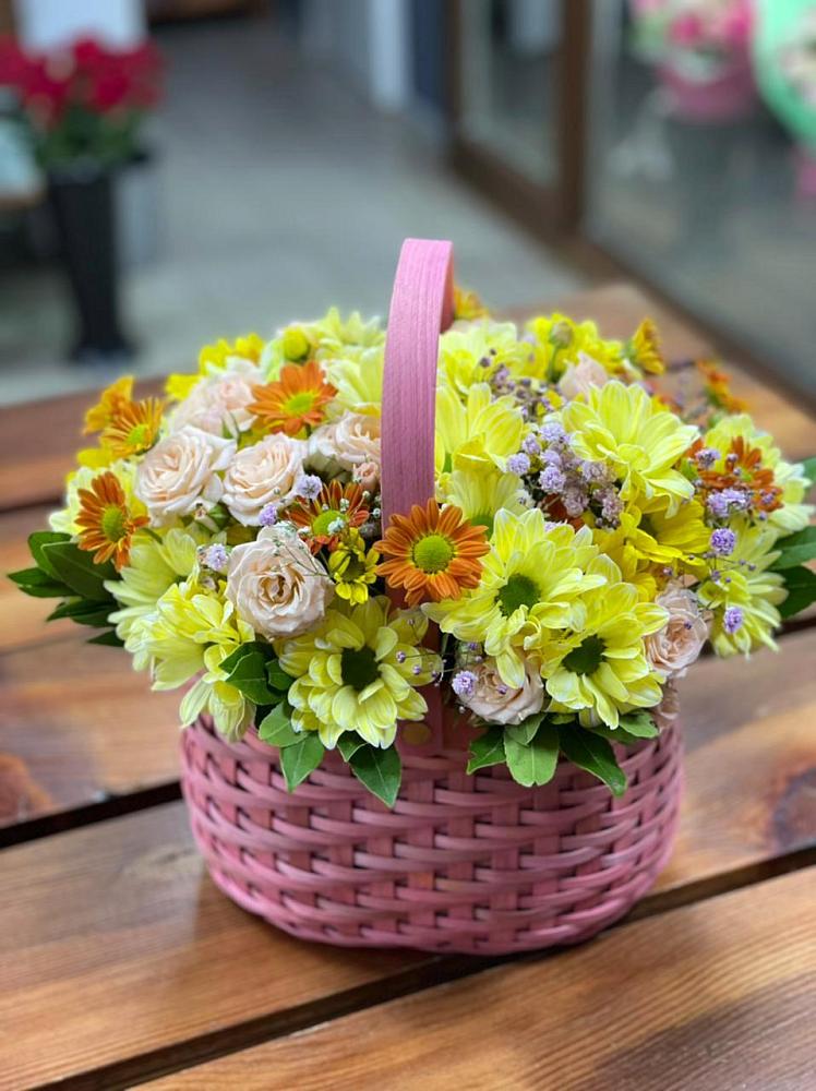 Цветочная композиция из Хризантемы и Розы в корзине в Барсуковской