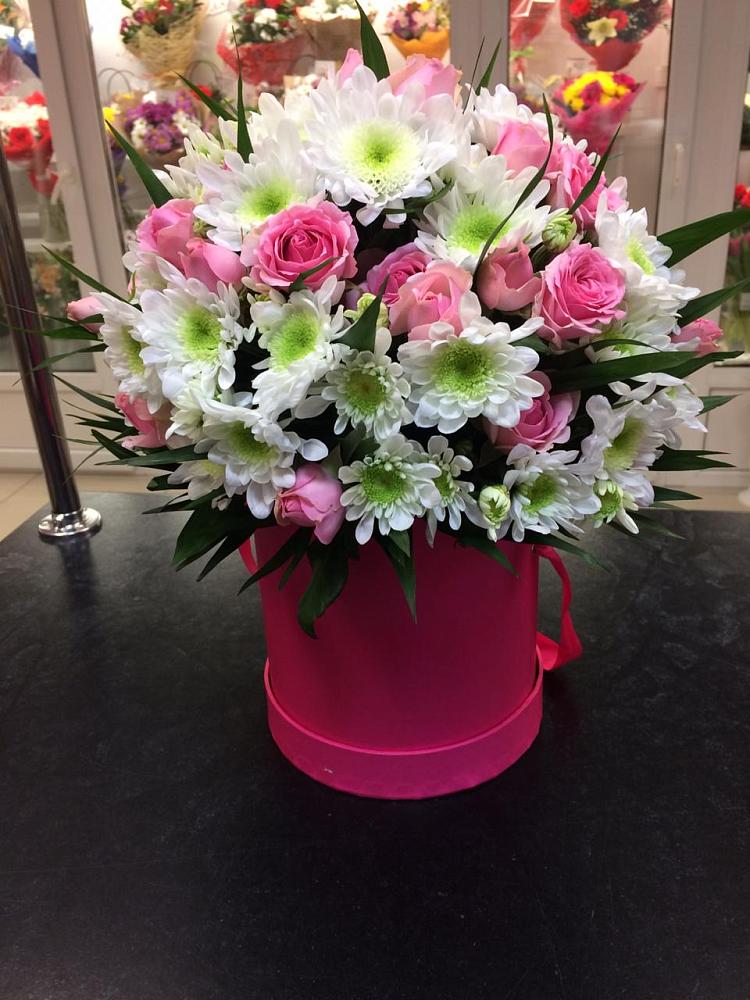 Цветочная композиция из Розы и Хризантемы в шляпной коробке в Барсуковской