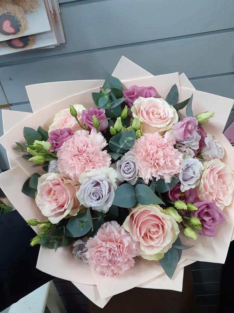 Букет цветов из: Розы, Гвоздики и Лизиантусы в Барсуковской